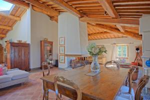 A seating area at Villa Camaiore by PosarelliVillas