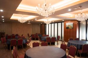 Hotel Sopra Incheon Cheongna في انشيون: قاعة المؤتمرات ذات الطاولات الزرقاء والكراسي والثريات