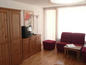 uma sala de estar com um sofá e uma televisão em Residence Panorama em Villars-sur-Ollon