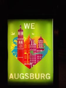 アウクスブルクにあるHotelturmの市像の緑色の看板