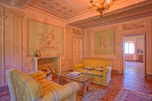 sala de estar con muebles de color amarillo y chimenea en Villa Camaiore by PosarelliVillas en Santa Lucia