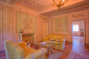A seating area at Villa Camaiore by PosarelliVillas