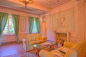 A seating area at Villa Camaiore by PosarelliVillas
