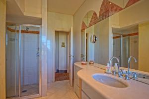 A bathroom at Villa Camaiore by PosarelliVillas