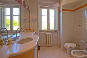 A bathroom at Villa Camaiore by PosarelliVillas