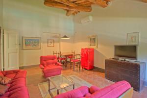 A television and/or entertainment centre at Villa Camaiore by PosarelliVillas