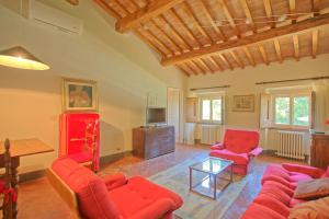 A seating area at Villa Camaiore by PosarelliVillas
