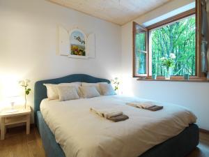 ein Schlafzimmer mit einem großen Bett mit Fenster in der Unterkunft Chalet Galli in Abbadia San Salvatore