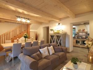 ein Wohnzimmer mit Couch und ein Esszimmer in der Unterkunft Chalet Galli in Abbadia San Salvatore