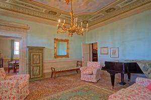 A seating area at Villa Camaiore by PosarelliVillas