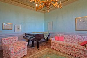 A seating area at Villa Camaiore by PosarelliVillas