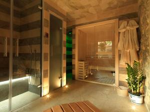 ein Zimmer mit einer großen Glastür und einem Fenster in der Unterkunft Chalet Galli in Abbadia San Salvatore + 61 Fotos