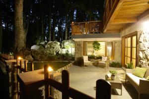 un patio con tavoli e sedie e un balcone. di Chalet Galli ad Abbadia San Salvatore