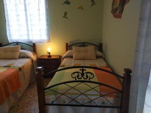 パラーダ・デ・シルにあるCasa Pepeのベッドルーム1室(ベッド2台、窓付)