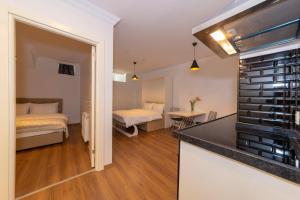 Postel nebo postele na pokoji v ubytování Joy Suites