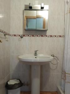 パラーダ・デ・シルにあるCasa Pepeのバスルーム(白い洗面台、鏡付)