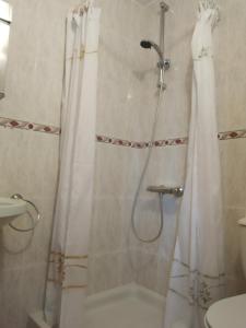 パラーダ・デ・シルにあるCasa Pepeのバスルーム(シャワー、シャワーカーテン付)が備わります。