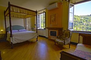 a bedroom with a canopy bed and a fireplace at Rivarola al Tempo Dei Castelli in Carasco