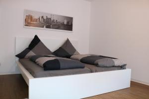 エアフルトにあるSuite Auenviertelのソファ(枕付)が備わる客室です。