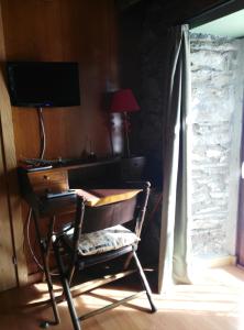 AnserallにあるMasia d'en Valentíの窓のある客室で、デスクと椅子が備わります。