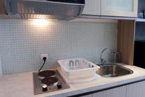 Η κουζίνα ή μικρή κουζίνα στο Comfy Studio Casa De Parco Apartment By Travelio +6 φωτογραφίες