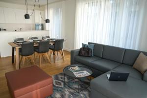 ein Wohnzimmer mit einem Sofa und einem Tisch in der Unterkunft Zug Downtown Apartments in Zug