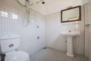 ein Bad mit einem WC und einem Waschbecken in der Unterkunft Sounds of Nature mini hotel in Mirissa