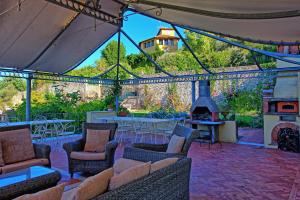 A seating area at Villa Camaiore by PosarelliVillas