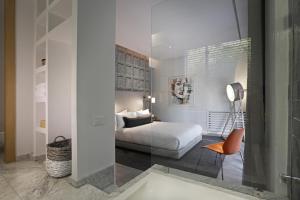 una camera d'albergo con letto e specchio di Villa BELYA a Marrakech