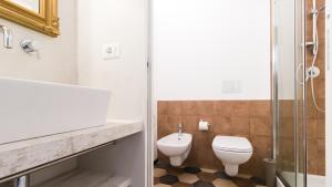 ミラノにあるItalianway-Ciaiaのバスルーム(トイレ、ガラス張りのシャワー付)