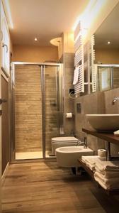 een badkamer met een douche, een toilet en een wastafel bij Palazzo Domanto Apartments Parma in Parma