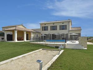 Garrigues-et-Sainte-EulalieにあるVilla in Uz s Garrigues Sainte Eulalie with Poolの大きなパティオと庭のある大きな家