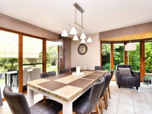 - une salle à manger avec une table et des chaises dans l'établissement Beautiful Holiday Home in Durbuy with Garden, à Septon