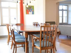 ein Esszimmer mit einem Holztisch und Stühlen in der Unterkunft Heritage Holiday Home in Gedinne With Sauna in Gedinne