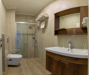 Koupelna v ubytování Joy Suites + 37 fotografií