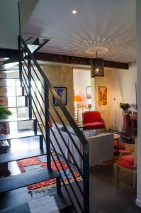 ベグルにあるLa Ferrade Chambres d'Hôtes B&Bのリビングルーム付きの家の階段