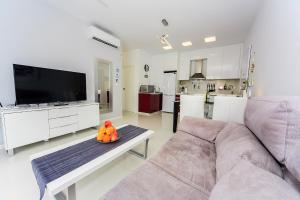 salon z kanapą i stołem w obiekcie Penthouse 2 bedrooms in Mil Palmeras w mieście Pilar de la Horadada
