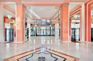 un gran vestíbulo con ventanas de cristal en New - cosy & nice Apartment in Palais Miramar, en Cannes