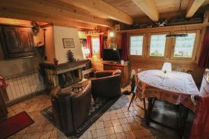 ein Wohnzimmer mit einem Tisch und einem Kamin in der Unterkunft Le P'ti Tzi-Mé in Villars-sur-Ollon