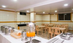 een keuken met een aanrecht met een blender erop bij Treebo Trend Hillway Inn Main Market in Mahabaleshwar