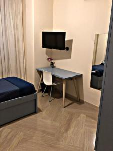 Televízia a/alebo spoločenská miestnosť v ubytovaní Napoli City Inn