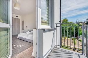 sypialnia z łóżkiem i balkonem w obiekcie Apartamenty Novomiejska 17 w mieście Lublin