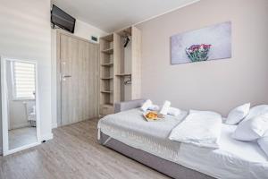Łóżko lub łóżka w pokoju w obiekcie Apartamenty Novomiejska 17