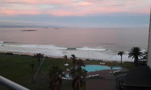 Blick auf den Strand vom Balkon eines Resorts in der Unterkunft 501 Beach Club in Mossel Bay