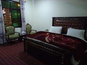 A bed or beds in a room at Hotel Mountain Track - Taranna Balakot