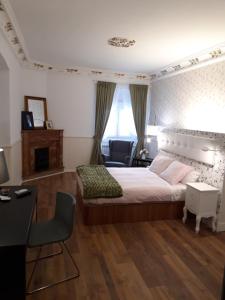 ミエレスにあるH.Albar Mieresのベッドルーム1室(ベッド1台、デスク、椅子付)