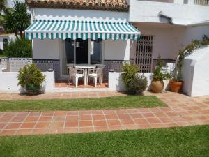 A garden outside Apartamento Playa de la Lucera