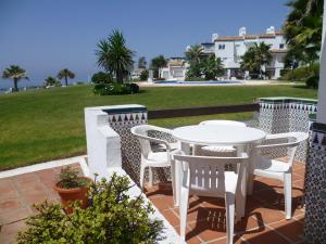 A garden outside Apartamento Playa de la Lucera