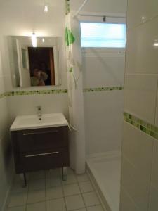 Ένα μπάνιο στο ESCALE à FORT-BLOQUE 56