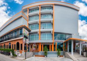 un edificio de oficinas con un color naranja y blanco en Chabana Kamala Hotel, en Kamala Beach